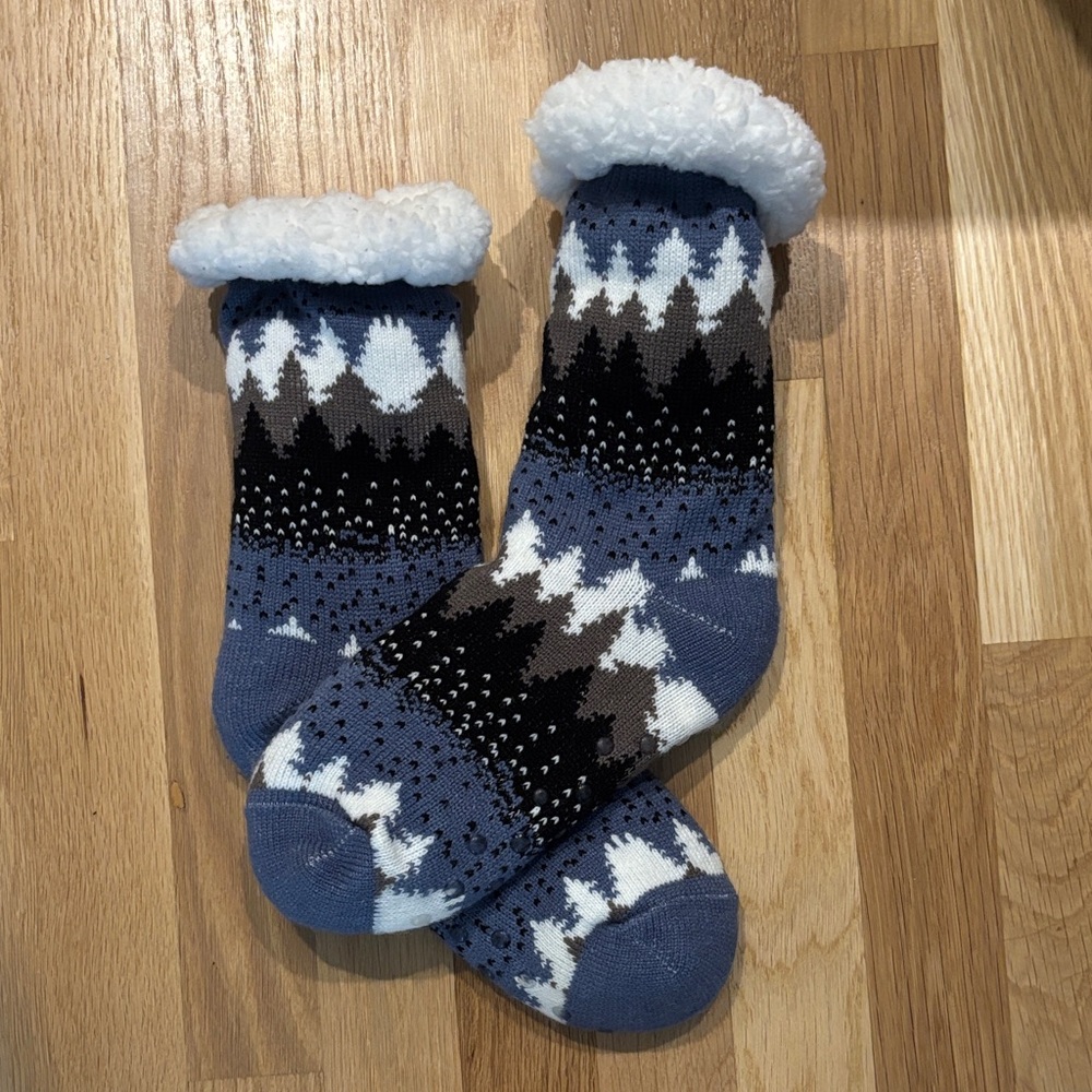 Women’s Fuzzy Slippers, Excellent Condition! One Size Fits All